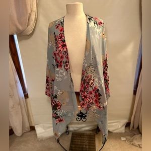 Stunning grey floral kimono. Size L